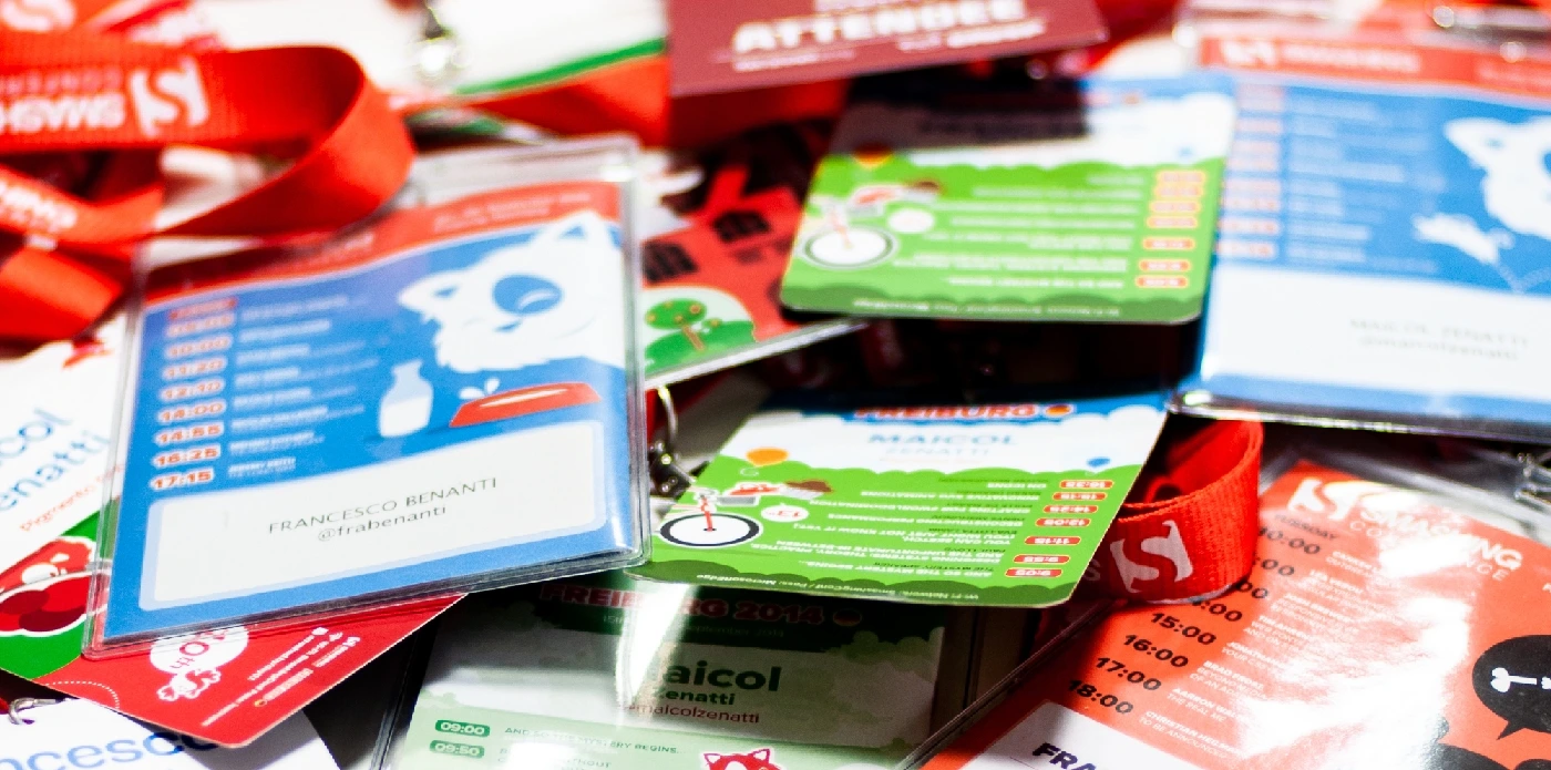 Una raccolta di badge di varie conferenze